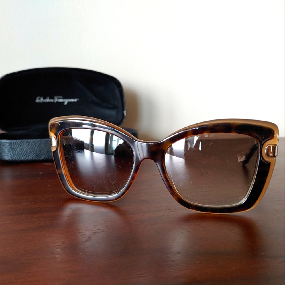Cat eye sunglasses